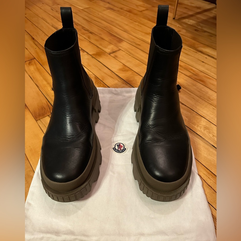 New condition Moncler Black Chelsea boots Men
